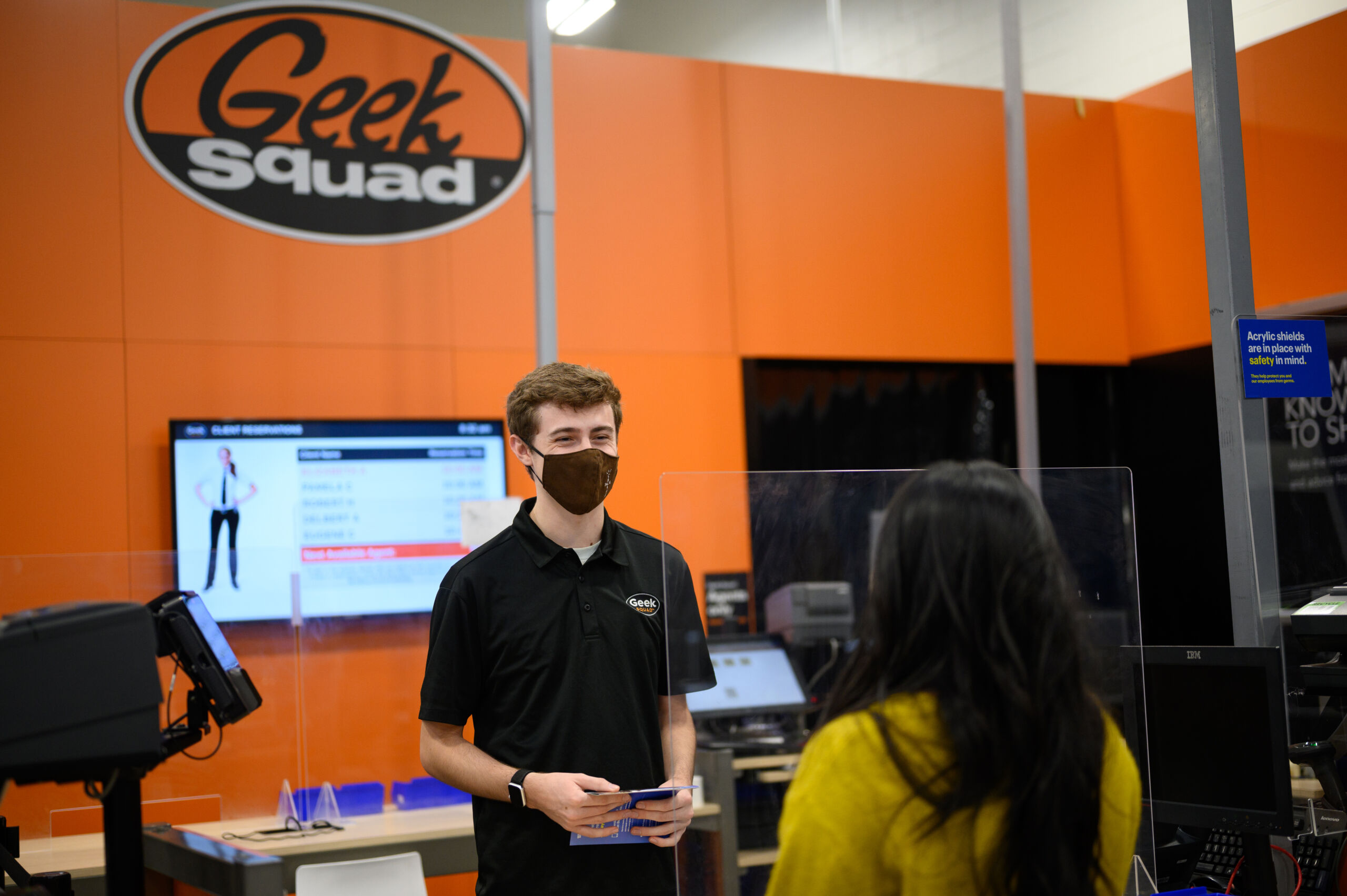 Geek Squad Agent helping customer - Best Buy Corporate News and Information